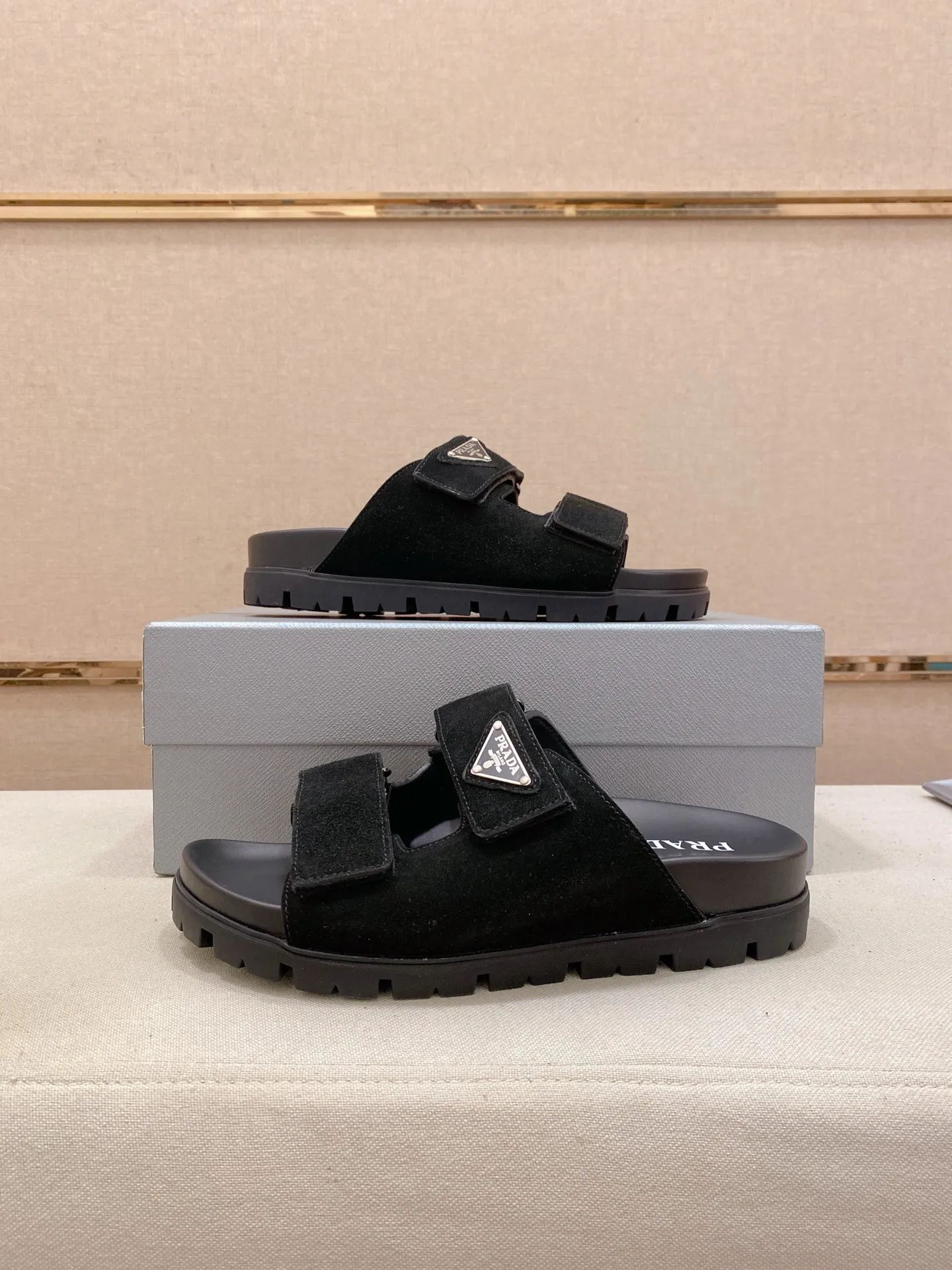 Men's shoes 💰: 440💰 [PRADA Slippers] High-end men's shoes brand official website 1:1 latest masterpiece: original mold opening and customization, the fabric is made of imported suede cowhide original material, upgraded outsole, lighter and non-slip. The market's top quality, simple yet tasteful, a must-have for fashionistas, fashionable at your feet, full of confidence, the same style at the counter 👍The season of summer slippers is here. Code: 38-45